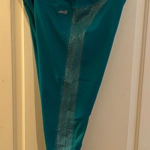 Green leggings. Size XL. Made by Avis